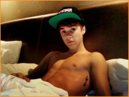 Justin Bieber halfnaakt in bed, sexy!!